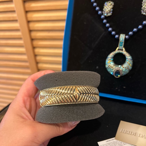 Heidi Daus Navy & Aqua Pearl & Crystal Necklace/Bracelet/Earrings Set 💙💎 - Picture 4 of 12